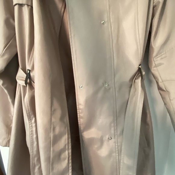 Woman’s rain coat. - Picture 3 of 9